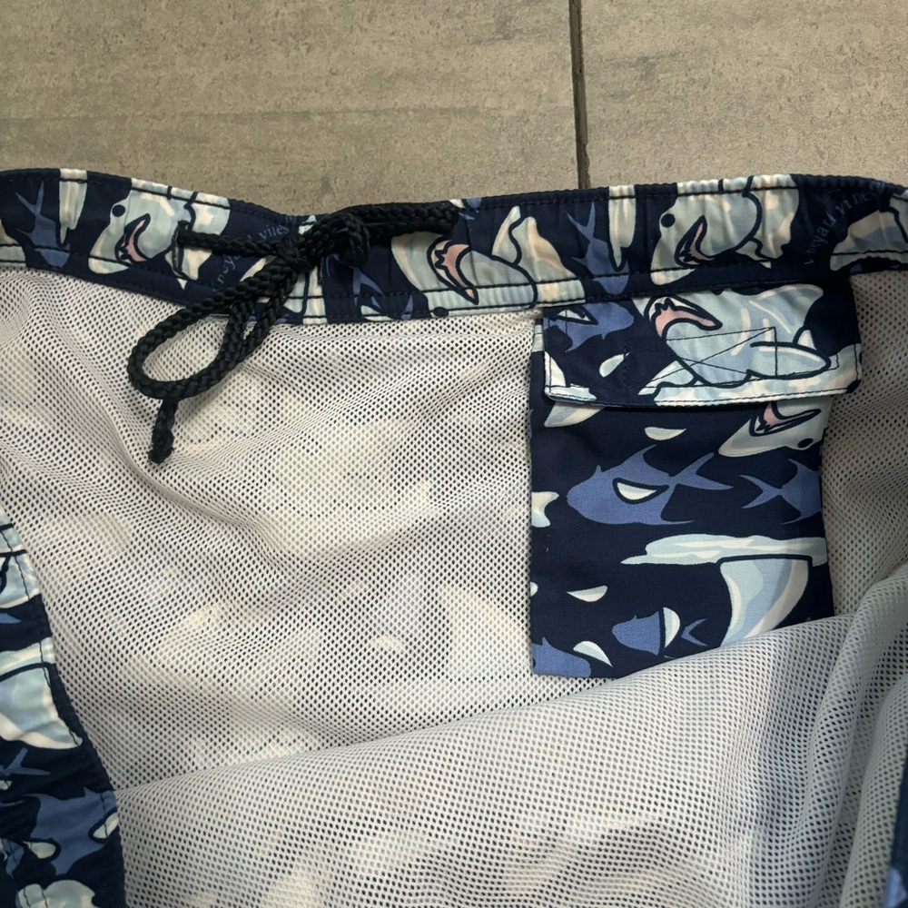 Vineyard Vines Men’s Size L 7” Swim Trunks Printed Sharks Blue Navy - Picture 6 of 10